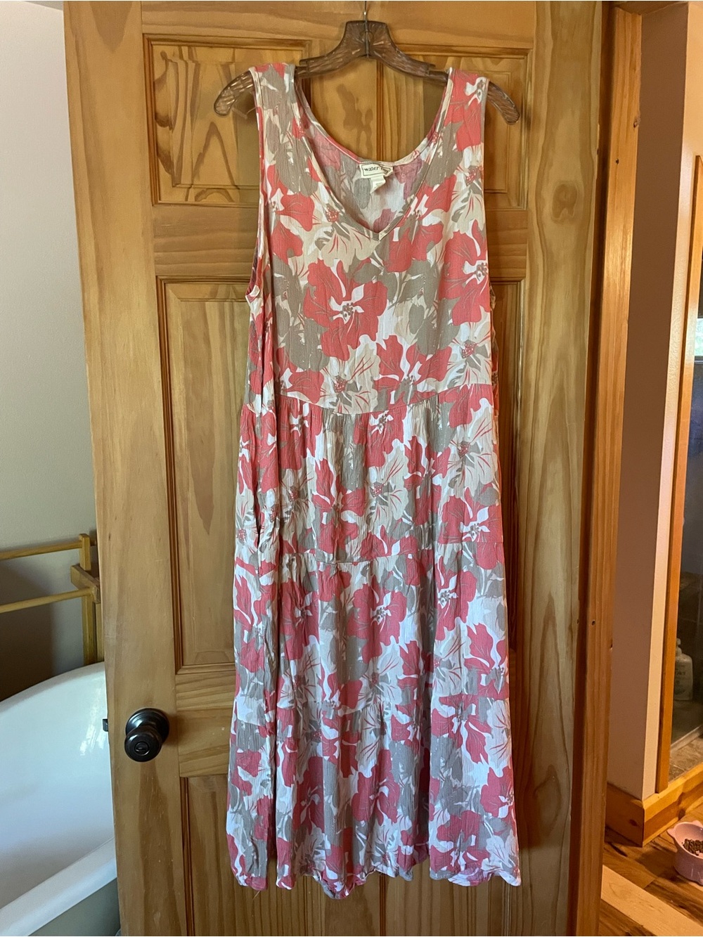 Women's Sleeveless Coral and Cream Floral Tiered Midi Dress